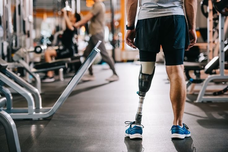 Gartson No Win No Fee Solicitors: A picture of a man with a prostheric leg in the gym for rehab.